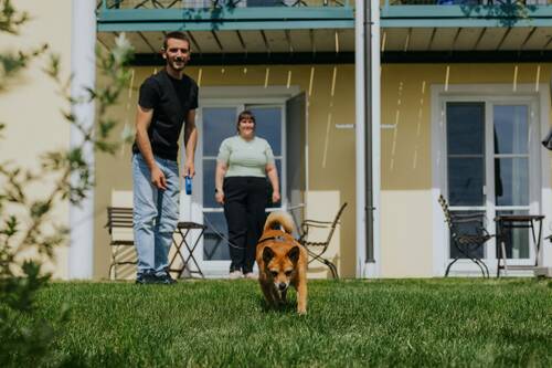 Hund im Hotelgarten   Gutshof Sagmühle