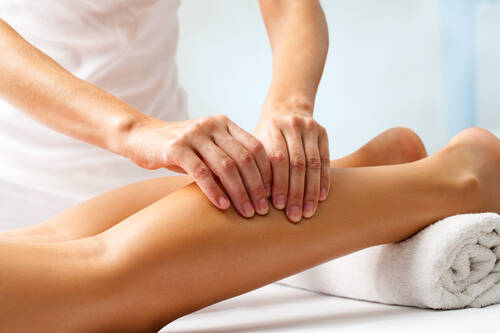TCM Fuß  und Bein Massage iStock 487692350 12