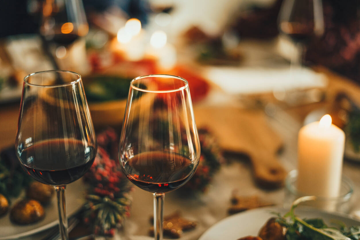 IStock Rotwein am Weihnachtstisch